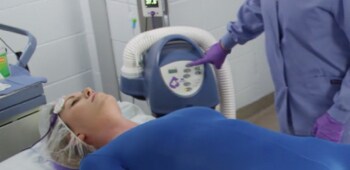 Un patient que l’on couvre d’une Couverture sous patient Bair Hugger(MC) 3M(MC).
