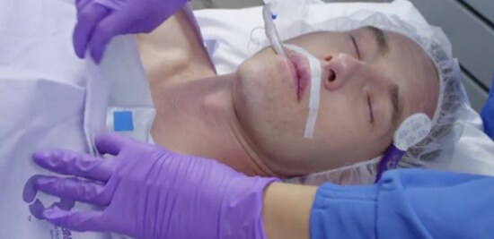 Un patient que l’on couvre d’un Système de réchauffement Bair Hugger(MC) 3M(MC).
