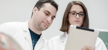Cliniciens assistant à un cours en ligne sur une tablette
