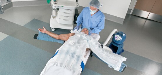 Patient en préparation avant une intervention chirurgicale avec le système de normothermie Bair HuggerMC 3MMC
